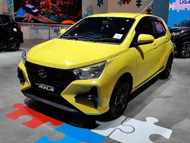 Daihatsu Ayla X menjadi varian tengah dari seluruh jajaran Daihatsu Ayla generasi kedua. Varian ini hadir dalam dua pilihan transmisi manual 5-speed dan CVT. Opsi aksesoris ADS (seperti foto di atas) mendapatkan LED DRL dengan housing hitam di bawah lampu depan, garnish hitam di grill yang membuat grill seolah menyatu hingga ke bawah, body-striping di bawah pintu, dan reflektor lampu belakang.