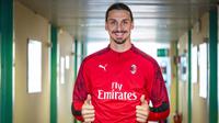 Zlatan Ibrahimovic mengenakan jersey AC Milan saat berfoto di markas AC Milan, Italia, Kamis (2/1/2020). Ibrahimovic kembali memperkuat AC Milan. (Claudio Furlan/LaPresse via AP)