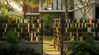 Cara Buat Pagar Rumah dari Botol Kaca Bekas yang Estetik, Murah, dan Ramah Lingkungan
