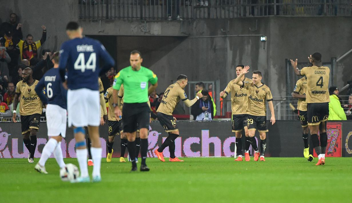 RC Lens. Hingga pekan ke-17 Liga Prancis 2022/2023, PSG masih memimpin klasemen dengan 44 poin, hasil dari 14 kali menang, 2 kali imbang dan 1 kali kalah. Satu-satunya kekalahan PSG diderita dari RC Lens yang kini menghuni posisi runner-up pada pekan ke-17 (1/1/2023). Saat itu RC Lens yang bertindak sebagai tuan rumah sukses mengalahkan Kylian Mbappe dkk dengan skor 3-1 lewat gol-gol dari Przemyslaw Frankowski, Lois Openda dan Alexis Claude Maurice. Satu-satunya gol PSG dicetak Hugo Ekitike. (AFP/Francois Lo Presti)