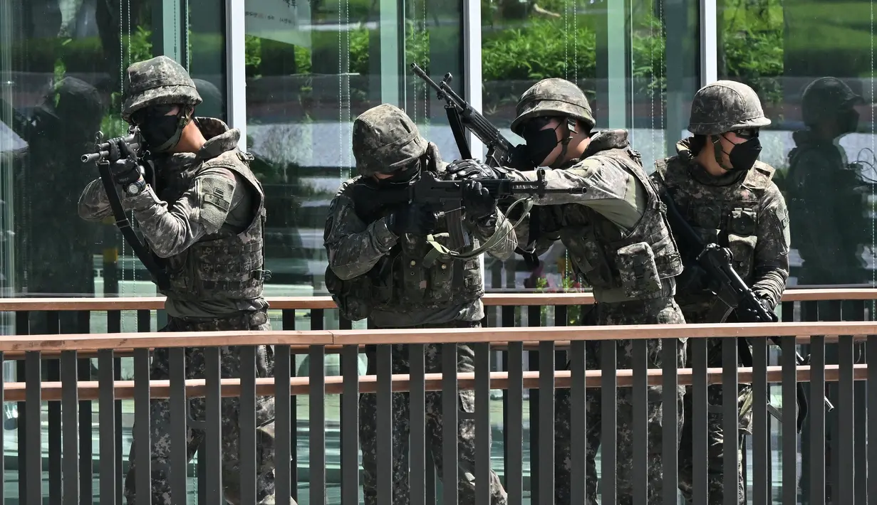 Tentara Korea Selatan ikut serta dalam latihan anti-teror di Pusat Seni Bucheon di Bucheon, sebelah barat Seoul (23/8/2022). Latihan anti-teror ini di sela-sela latihan militer gabungan Korea Selatan-AS yang disebut Ulchi Freedom Shield. (AFP/Jung Yeon-je)