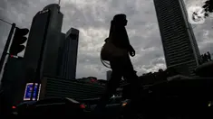 Aktivitas para pekerja saat jam pulang kerja melintasi jalan Kawasan Jalan MH Thamrin, Jakarta, Senin (2/12/2024). (Liputan6.com/Angga Yuniar)