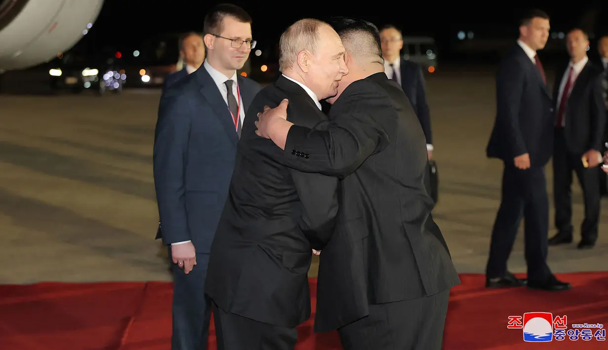 Setibanya di bandara, Putin disambut pelukan hangat Kim Jong Un. (STR / KCNA VIA KNS / AFP)