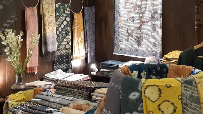 Sederet batik karya pembatik muda dari Sleman, Yogyakarta, Nuri Ningsih Hidayati yang ditampilkan lewat merek batik yang ia dirikan, Marenggo Natural Dyes Batik. (dok. Instagram @marenggo_batik/https://www.instagram.com/p/B0NIEt2Ak3D/)