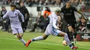 Gelandang Eintracht Frankfurt Djibril Sow (kanan) berebut bola dengan bek Barcelona Ronald Araujo pada laga leg pertama perempat final Liga Europa 2021/22 di Deutsche Bank Park, Jumat dini hari WIB (8/4/2022). Frankfurt dan Barcelona berbagi skor 1-1. (Daniel ROLAND / AFP)