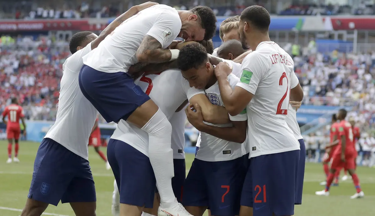 Para pemain Inggris merayakan gol yang dicetak John Stones ke gawang Panama pada laga grup G Piala Dunia di Stadion Nizhny Novgorod, Nizhny Novgorod, Minggu (24/6/2018). Babak pertama Inggris unggul 5-0 atas Panama. (AP/Matthias Schrader)