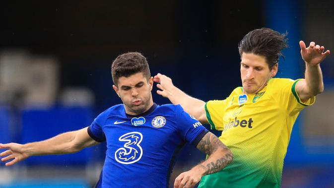 Gelandang Chelsea, Christian Pulisic berebut bola dengan pemain Norwich City, Timm Klose pada pertandingan lanjutan Liga Inggris di Stamford Bridge, London, Inggris (14/7/2020). Chelsea menang tipis 1-0 atas Norwich. (AP Photo/Adam Davy,Pool)