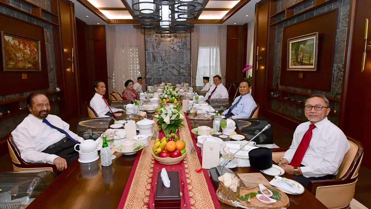 President Jokowi with the general chairmen of the government coalition political parties at the Jakarta Presidential Palace, Wednesday (15/6/2022) ahead of a cabinet reshuffle