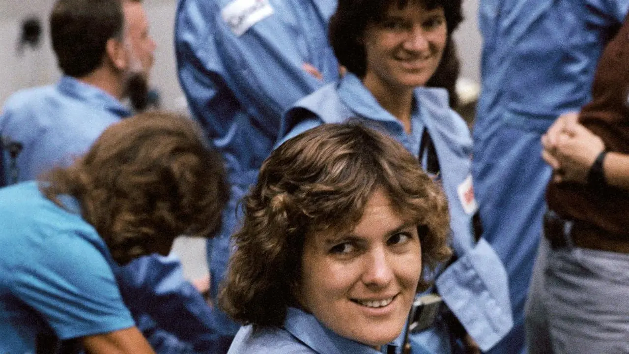 Astronot Kathryn D. Sullivan, spesialis misi 41-G, bergabung dengan tujuh anggota kru lainnya sebelum sesi pelatihan di laboratorium simulasi dan integrasi pesawat ulang-alik di Pusat Antariksa Johnson (Dok. NASA)