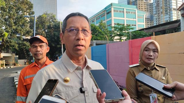Penjabat (Pj) Gubernur DKI Jakarta Heru Budi Hartono saat ditemui wartawan usai meninjau jalur pejalan kaki (Pedestrian) di kawasan Kuningan Timur, Jakarta Selatan, Senin (12/6/2023).