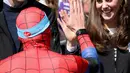 Kate Middleton dan suami pangeran William menyapa salah satu peserta London Marathon 2017 di London, Inggris  (23/4). (AFP Foto/Pool/Chris Jackson)