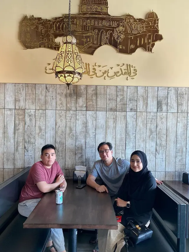 7 Potret Tengku Firmansyah yang Kini Jadi Tukang Besi di Kanada, Tampil Santai