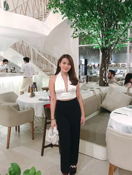 Lewat unggahan di akun Instagramnya, calon mantu Hotman Paris itu kerap membagikan momen kesehariannya. Penampilannya yang selalu elegan tak luput dari perhatian.