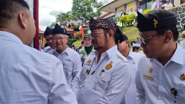 Menteri Pertanian Syahrul Yasin Limpo saat meninjau stand produk pertanian yang menggunakan pupuk organik di di BBPKH Cinagara, Bogor, Rabu (26/10/2022).