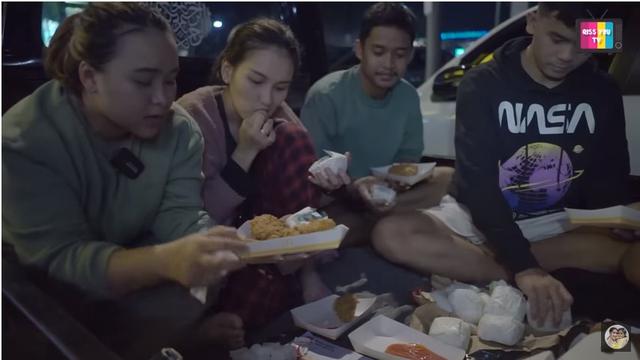 8 Potret Ayu Ting Ting Lakukan Sahur On The Road, Santai Naik Mobil Pick Up