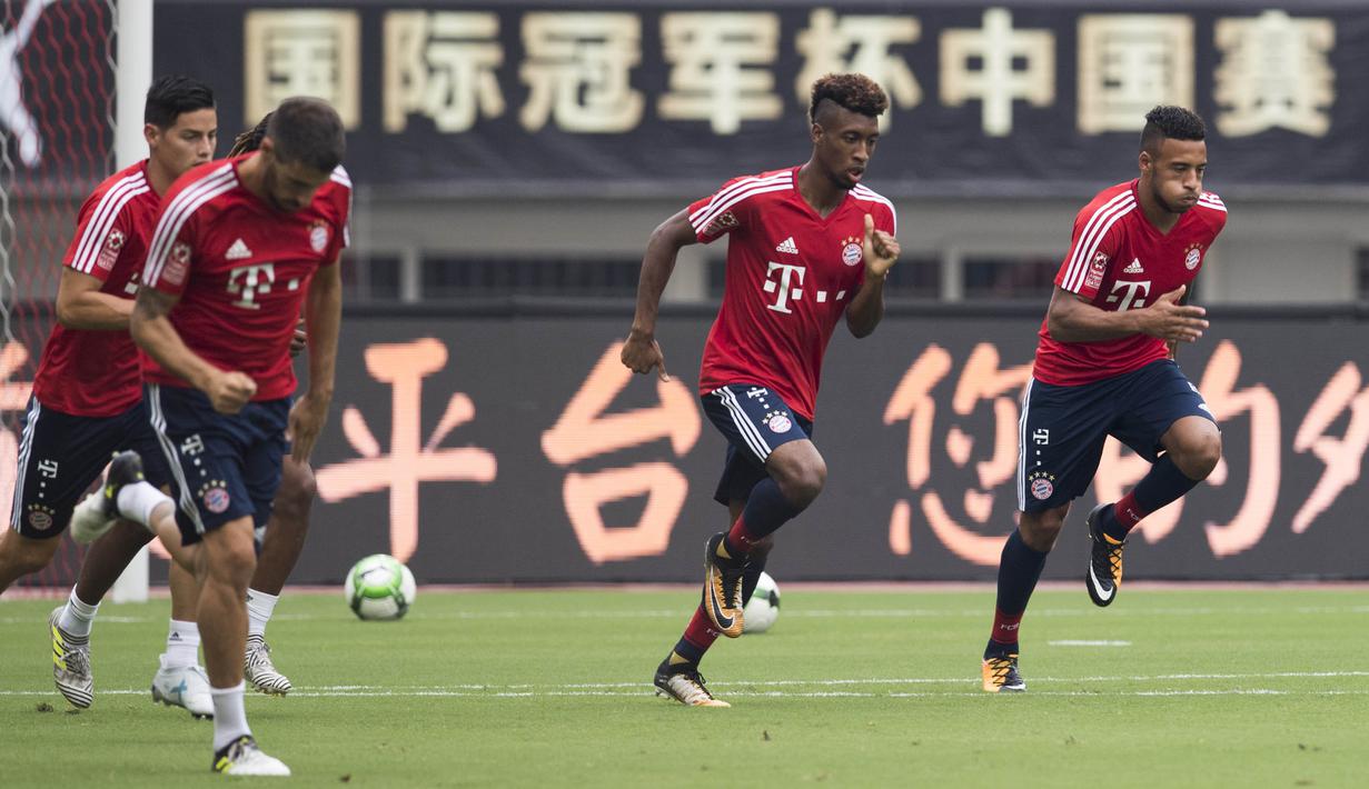 Pemain Bayern Munchen, Kingsley Coman dan Corentin Tolisso, mengikuti sesi latihan di Shanghai, Selasa (18/7/2017). Bayern Munchen akan menghadapi Arsenal pada laga turnamen pramusim bertajuk International Champions Cup. (AFP/Johannes Eisele)
