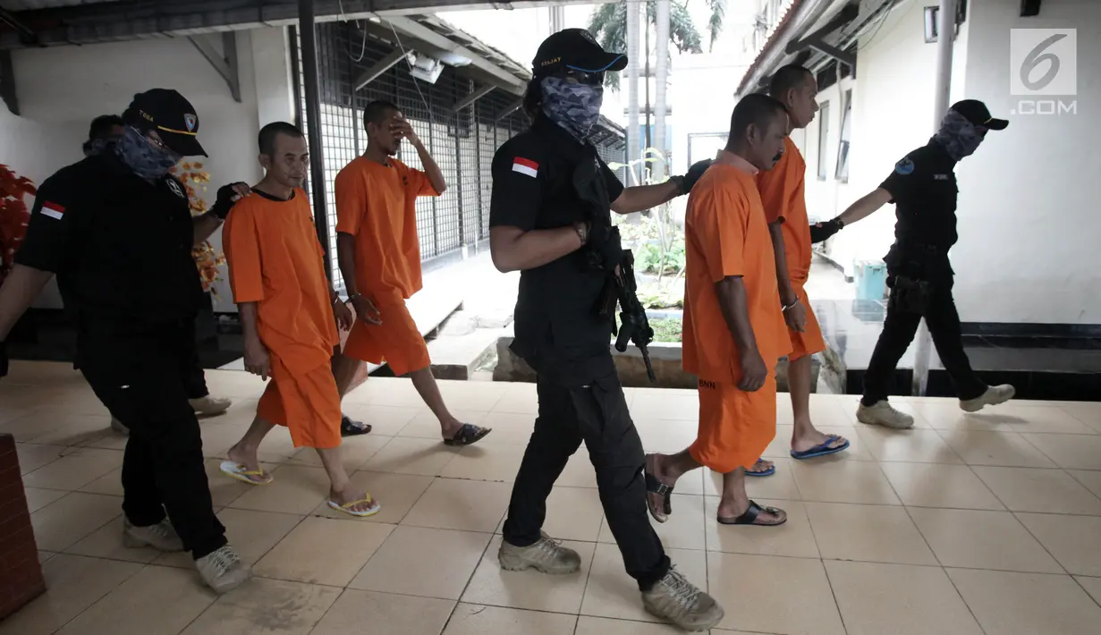 Para tersangka dibawa petugas seusai pemusnahan barang bukti narkoba jenis sabu seberat 40,19 kg di BNN, Jakarta Timur, Jumat (26/1). Dengan pemusnahan ini setidaknya BNN telah menyelamatkan lebih dari 200 ribu anak bangsa. (Liputan6.com/Arya Manggala)