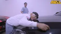 Jarang pulang, ini momen Rizky Febian berikan hadiah ayahnya. (Sumber: YouTube/
Rizky Febian)