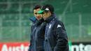 Pelatih Sassuolo, Eusebio Di Francesco (kanan), berbincang dengan stafnya saat memasuki lapangan Stadion Allianz. (Bola.com/Reza Khomaini)