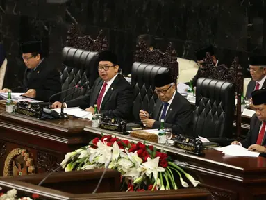 Wakil Ketua DPR Fadli Zon (kedua kiri) memimpin dan membuka Sidang Paripurna DPR terkait RUU APBN di Kompleks Parlemen, Senayan, Jakarta, Rabu (16/8). Fadli menggantikan Ketua DPR Setya Novanto yang berhalangan karena sakit. (Liputan6.com/Johan Tallo)