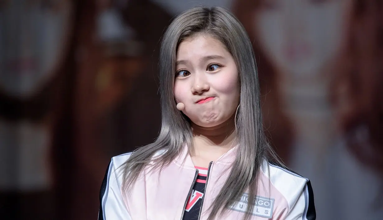 Sana Twice merupakan salah satu idol yang punya wajah cantik dan imut. Akan tetapi seperti ini jadinya jika ia memasang wajah dengan ekspresi lucu. (Foto: koreaboo.com)