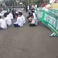 Suasana aksi santri bela kyai di Kudus Jawa Tengah, sebagai respon atas puisi Fadli Zon. (foto: Liputan6.com/felek wahyu)