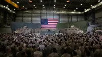 Presiden Amerika Serikat Donald Trump berbicara kepada anggota militer saat mengunjungi Pangkalan Udara Bagram, Afghanistan, Kamis (28/11/2019). Kunjungan dadakan Trump pada hari Thanksgiving tersebut mengejutkan pasukan AS yang bertugas di Afghanistan. (AP Photo/Alex Brandon)