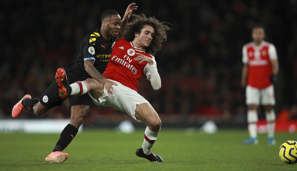 Gelandang Arsenal, Matteo Guendouzi berebut bola dengan penyerang Manhcester City, Raheem Sterling  pada pertandingan lanjutan Liga Inggris di di Stadion Emirates, London (15/12/2019). City menang telak atas Arsenal 3-0. (AP Photo/Ian Walton)