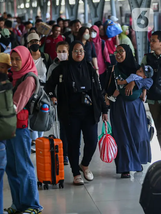 PT Kereta Api Indonesia (KAI) Daop 1 Jakarta mencatat ada sebanyak 46 ribu lebih penumpang yang tiba di Jakarta saat puncak arus balik pada Sabtu (13/4/2024). (Liputan6.com/Angga Yuniar)