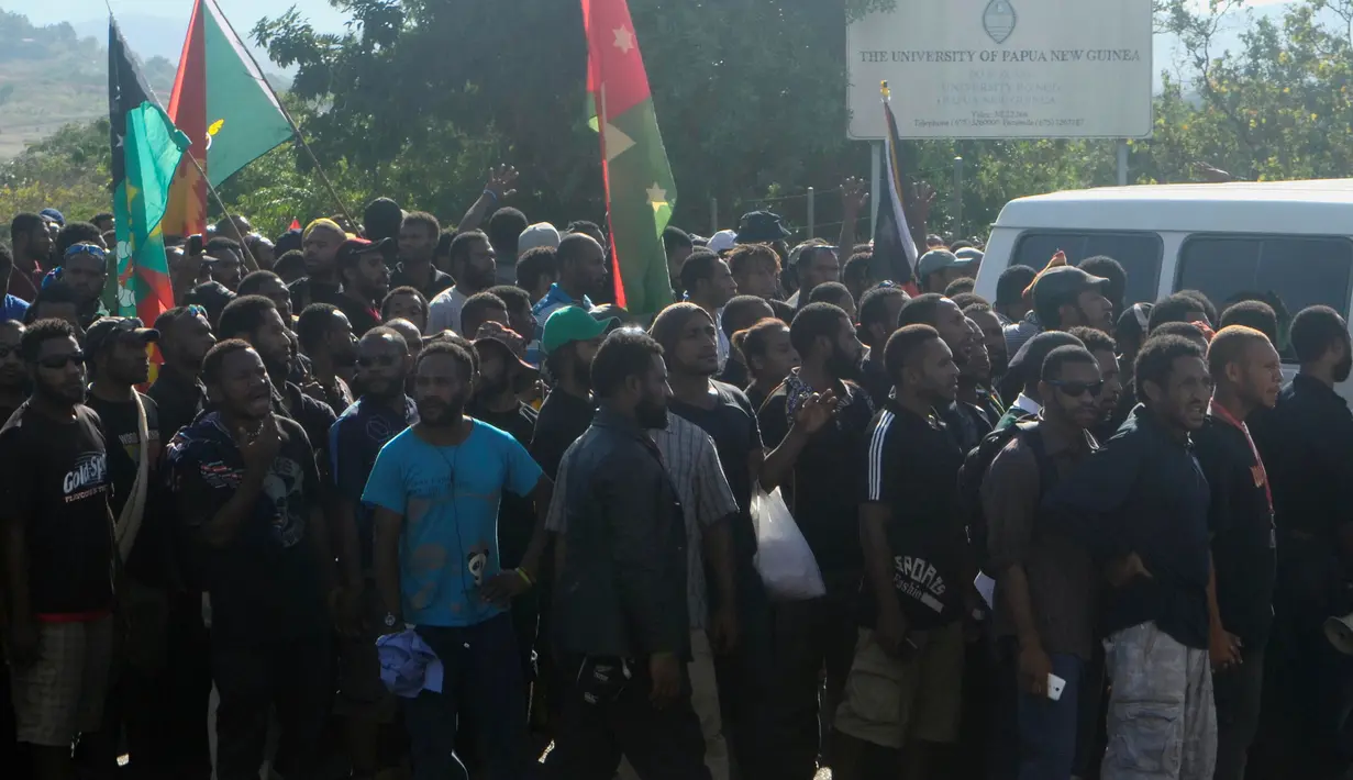 Mahasiswa University of Papua New Guinea menggelar demonstrasi di Ibu Kota Papua Nugini, Port Moresby, Rabu (8/6).  Setidaknya empat mahasiswa dilaporkan tewas ditembak polisi saat demo menuntut PM Papua Nugini, Peter O’Neill lengser. (PNGFM News/REUTERS)