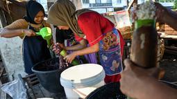 Lemang merupakan hidangan tradisional yang populer untuk berbuka puasa. (CHAIDEER MAHYUDDIN/AFP)