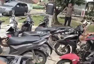 Polisi gerebek rumah penyimpanan motor hasil pembegalan. (Istimewa)
