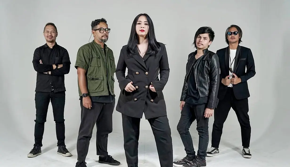 Kehadiran Astrid Sartiasari sebagai vokalis dalam Cokelat Band merupakan vokalis pengganti sementara. Saat ini Aiu Ratna tengah hamil besar yang membuatnya harus cuti. Saat umumkan vokalis baru, akun Instagram Cokelat Band sebut Astrid Sartiasari sebagai kawan lama. (Liputan6.com/IG/cokelat_band)