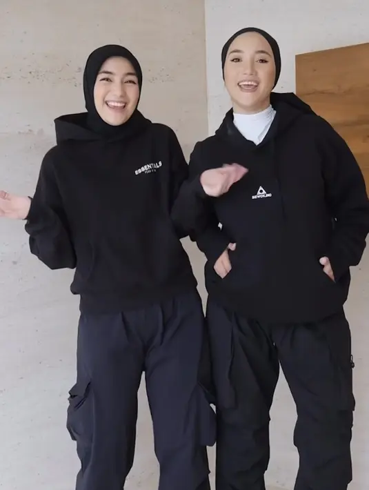 Keduanya tampil edge dengan hodie dan celana hitamnya. Citra mengenakan kerudung segi empat, sedangkan Erica bergaya turban Credit: Instagram (@citraciki)