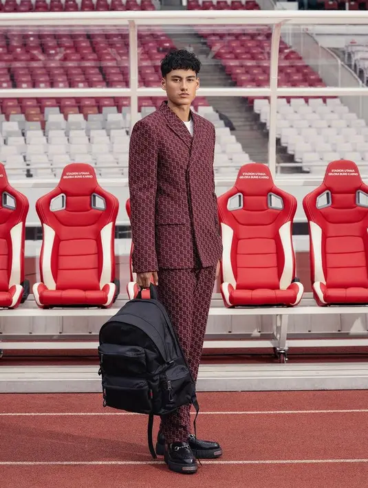 Melengkapi tampilannya dengan membawa tas backpack hitam senada dengan sepatu oxfordnya. Dengan tatapan tajam ia pun tampil menawan. [@kacastuudio]