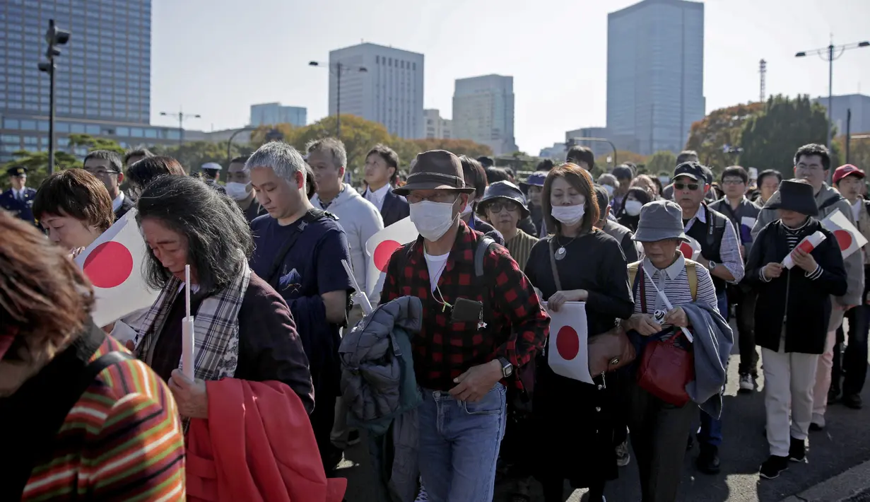 Ribuan warga tiba di Istana Kekaisaran untuk menyaksikan parade kerajaan Kaisar Jepang Naruhito dan Permaisuri Masako di Tokyo, Jepang, Minggu (10/11/2019). (AP Photo/Jae C. Hong)