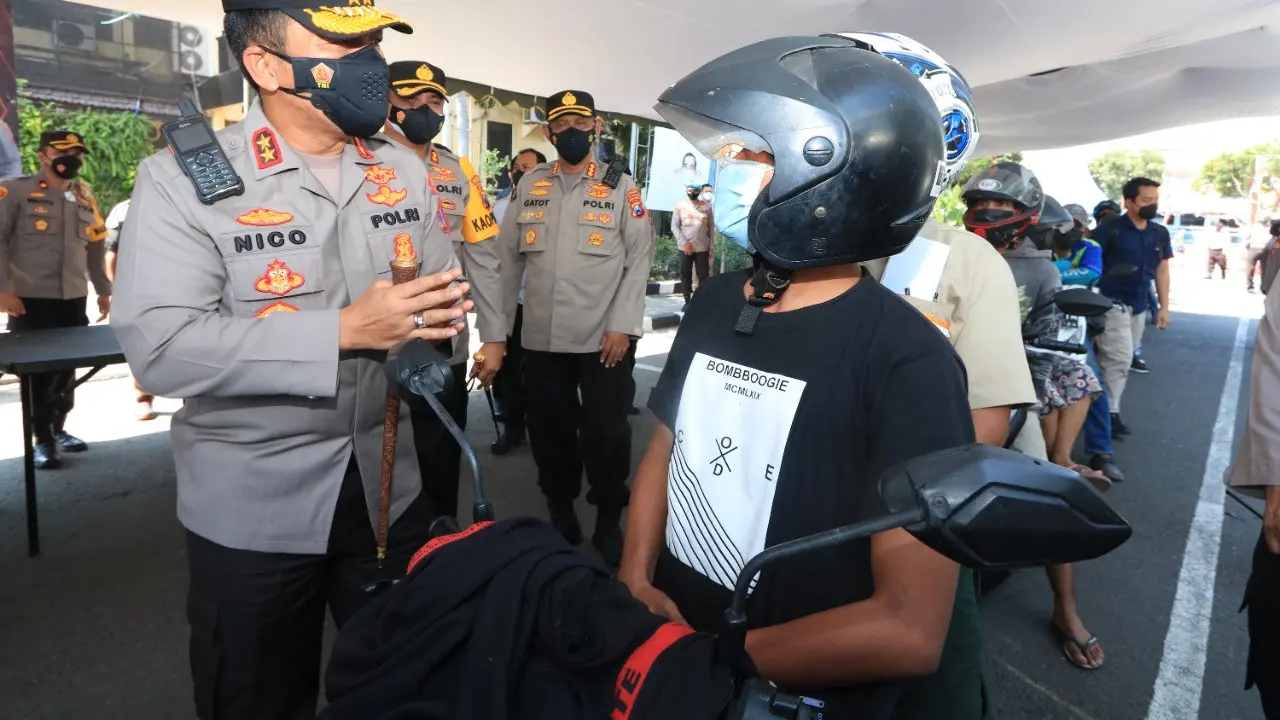 Vaksinasi drive thru di Polres Tanjung Perak dipadati pemotor. (Dian Kurniawan/Liputan6.com)
