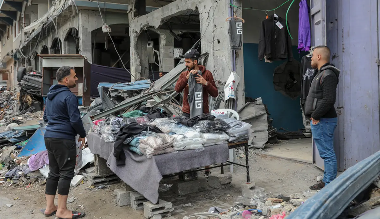 Beberapa pedagang menjajakan dagangan mereka yang masih terselamatkan untuk dijual kepada warga yang membutuhkan. (AP Photo/Mohammed Hajjar)