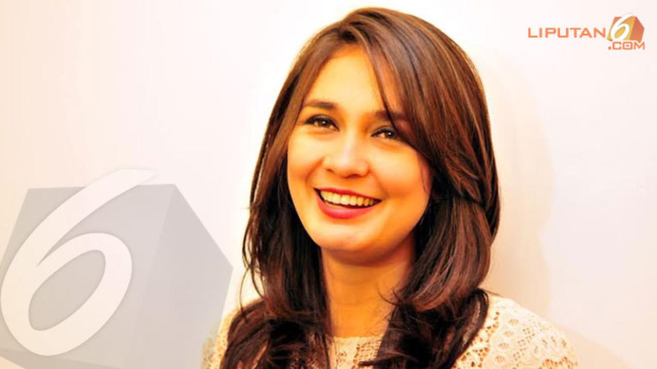 Terlalu Lama di Atas, Luna Maya Ngaku Geli