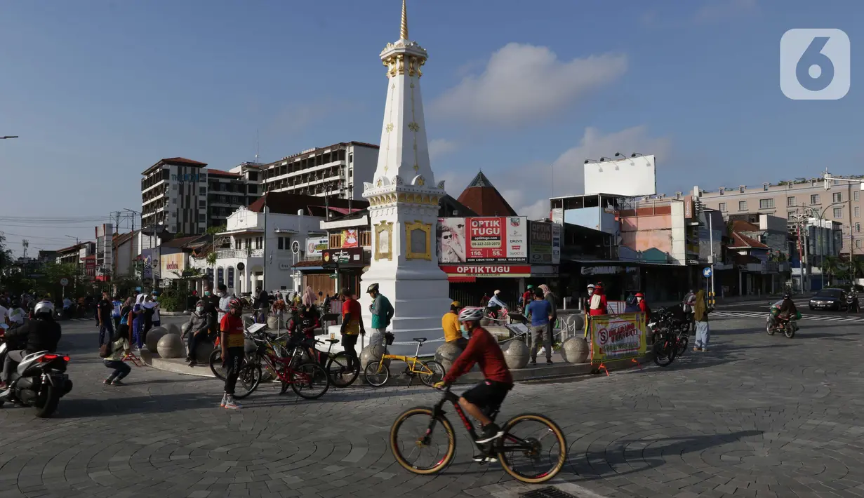 Pesepeda melintas di perempatan Tugu Pal Putih Yogyakarta, Sabtu (26/12/2020). Pemerintah Belanda merenovasi bagian puncak tugu Golong Gilig yang dulunya bulat menjadi berbentuk kerucut yang runcing. Ketinggiannya pun menjadi lebih rendah, menjadi hanya 15 meter. (Liputan6.com/Helmi Fithriansyah)