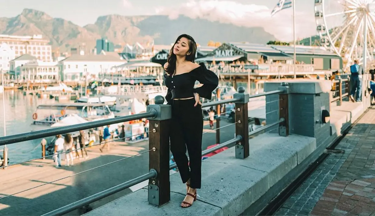 Penampilan Nikita Willy saat tengah berlibur di Afrika Selatan beberapa waktu lalu memang jadi sorotan. Pasalnya, wanita 25 tahun  ini tetap tampil memukau dengan gaya busana sederhana. (Liputan6.com/IG/@nikitawillyofficial94)