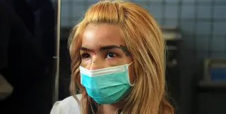 Setelah menjalani perawatan selama tiga hari di rumah sakit, Sheila Marcia sudah diizinkan pulang. Selasa, (9/5) bersama mamanya, Maria Cecilia Joseph ia meninggalkan Rumah Sakit Medistra. (Deki Prayoga/Bintang.com)