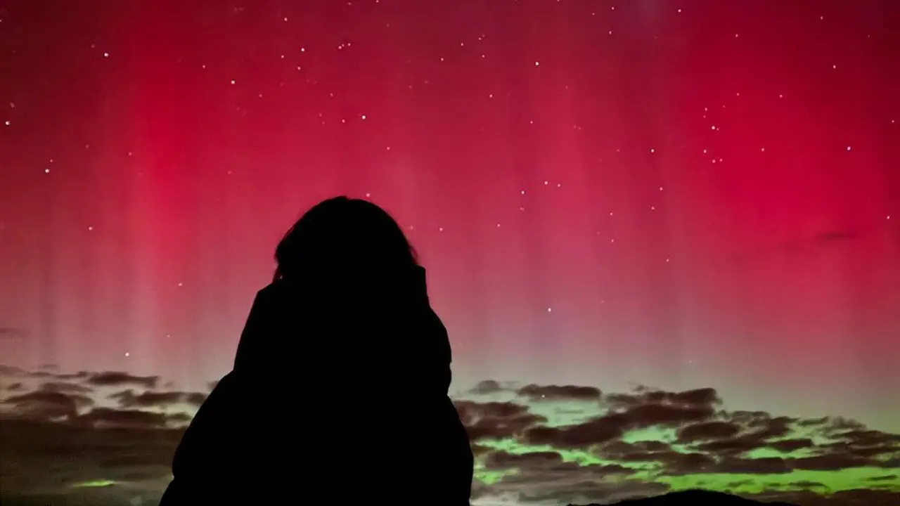 Nana Mirdad menikmati indahnya aurora. [Foto: Instagram/nanamirdad_]