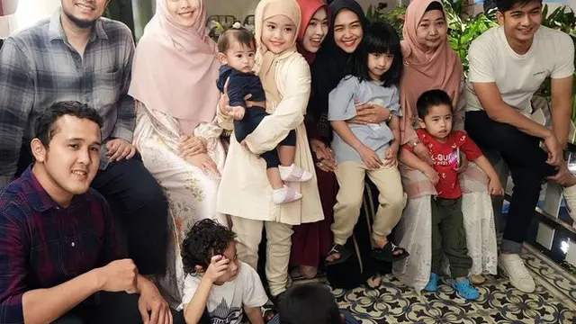 6 Potret Ria Ricis dan Teuku Ryan Buka Bersama Keluarga Besar, Tepis Isu Renggang