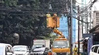 Penertiban kabel semrawut tersebut dilakukan agar tidak membahayakan warga sekitar yang sedang beraktivitas. (Liputan6.com/Angga Yuniar)