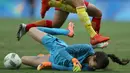 Kiper Lina Zhao dari China (bawah) melakukan penyelamatan saat laga melawan Swedia di Grup E Olimpide Rio 2016 di Stadion Mane Garrincha, Brasil pada 9 Agustus 2016. (REUTERS/ Ueslei Marcelino)