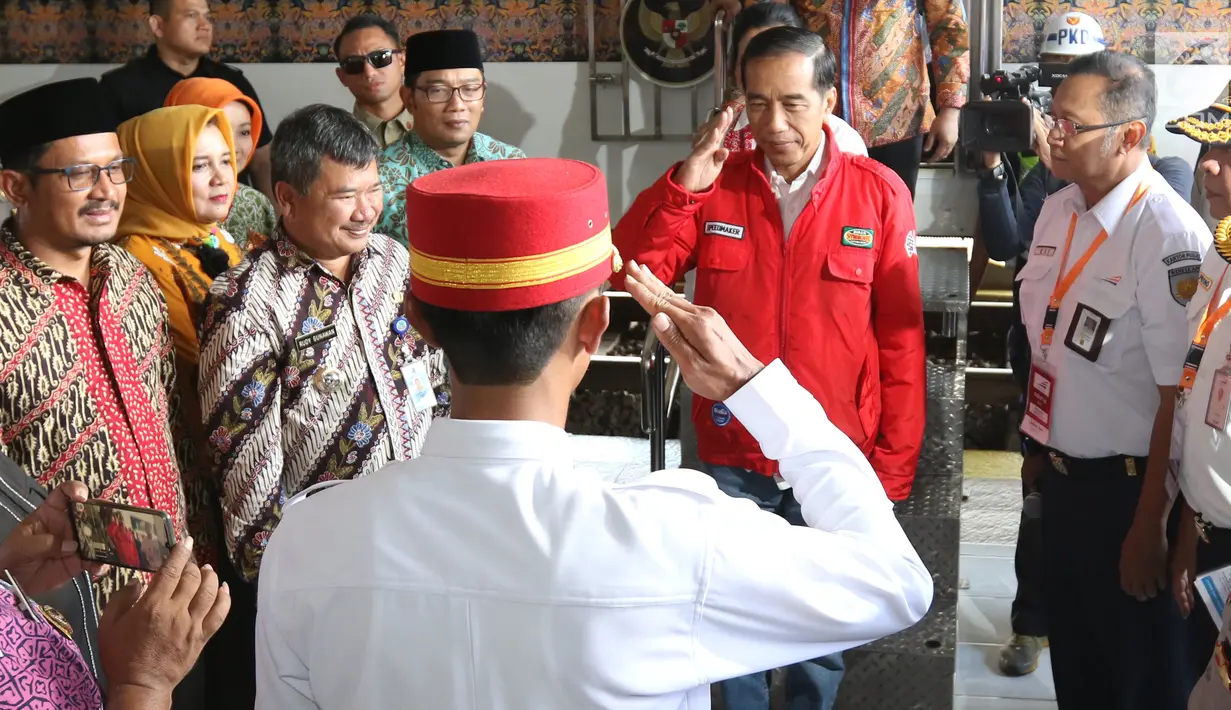Presiden Joko Widodo menyapa petugas setibanya di Stasiun Cibatu, Garut, Jawa Barat, Jumat (18/1). Jokowi beserta Ibu Negara Iriana Joko Widodo bertolak menuju Garut untuk meninjau reaktivasi jalur kereta api Cibatu-Garut. (Liputan6.com/Angga Yuniar)