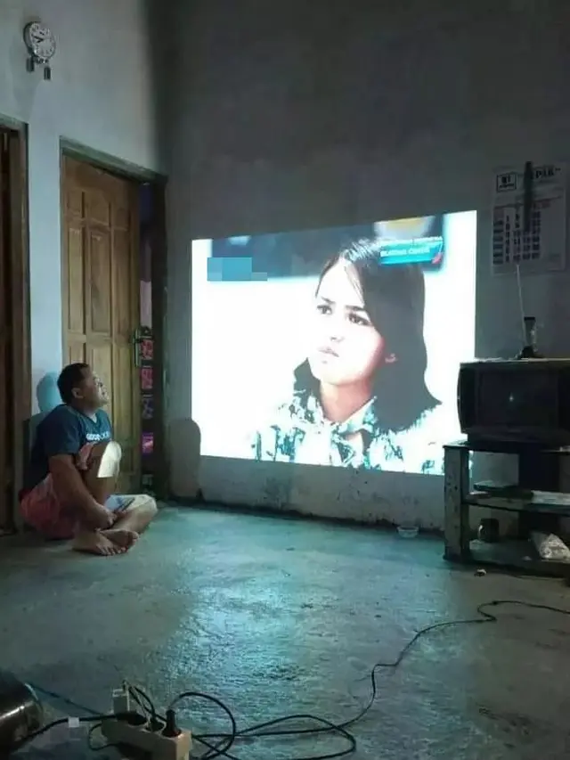 6 Pose Bapak-Bapak Serius Nonton TV Ini Kelewat Absurd