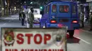 Polisi memeriksa kendaraan saat jam malam diberlakukan untuk mencegah penyebaran COVID-19 di Metro Manila, Filipina, Senin (15/3/2021). Lonjakan kasus COVID-19 di Filipina menambah kekhawatiran atas lambannya vaksinasi dan keengganan publik. (AP Photo/Aaron Favila)