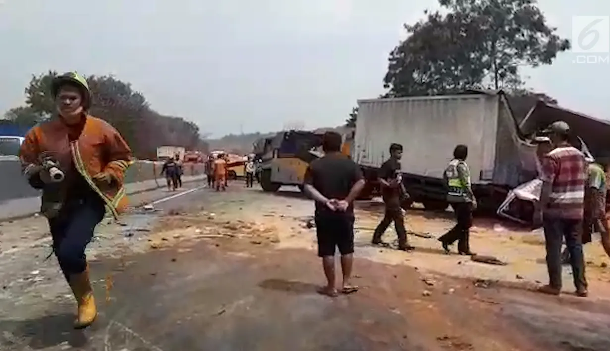 Polisi dan petugas pemadam kebakaran berusaha menyelamatkan korban kecelakaan maut di ruas Tol Cipularang Kilometer 92, Purwakarta, Jawa Barat, Senin (2/9/2019). Evakuasi dan pendataan korban menjadi fokus awal petugas di lokasi. (Liputan6.com/Abramena)